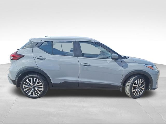 Used 2024 Gray Nissan SV image 9