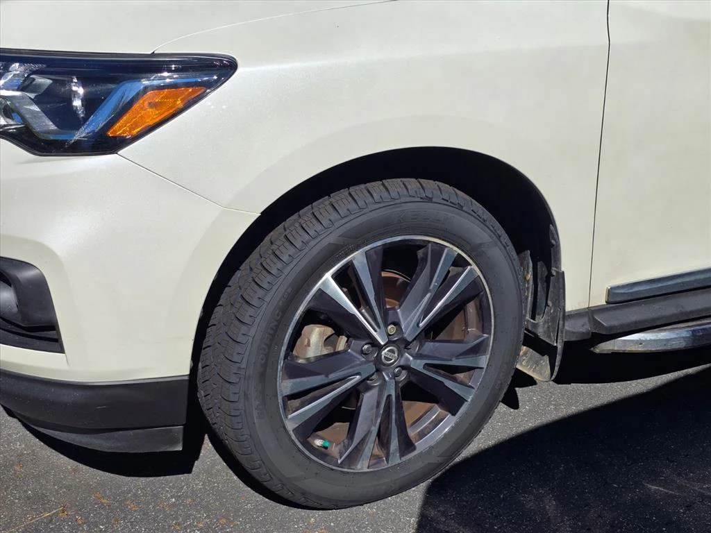 Used 2018 White Nissan Platinum image 16
