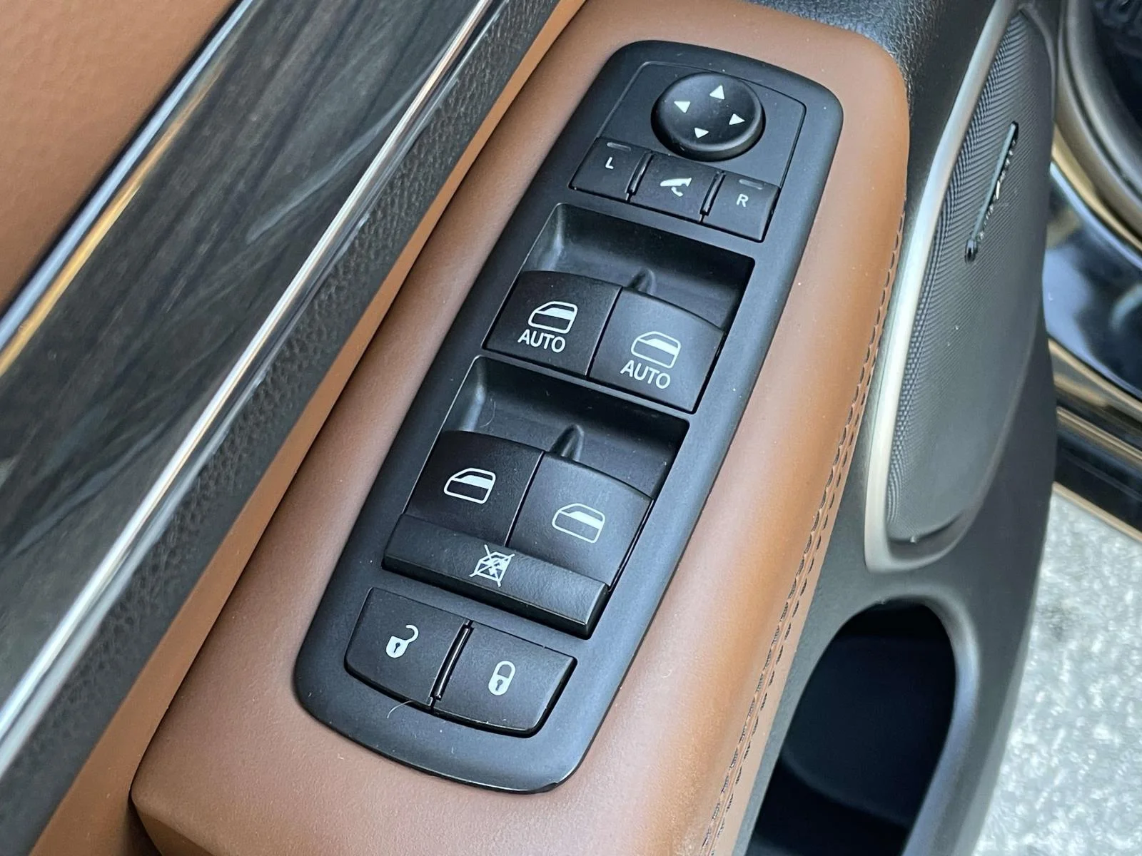 Used 2020 Diamond Black Crystal Pearlcoat Jeep Overland image 6
