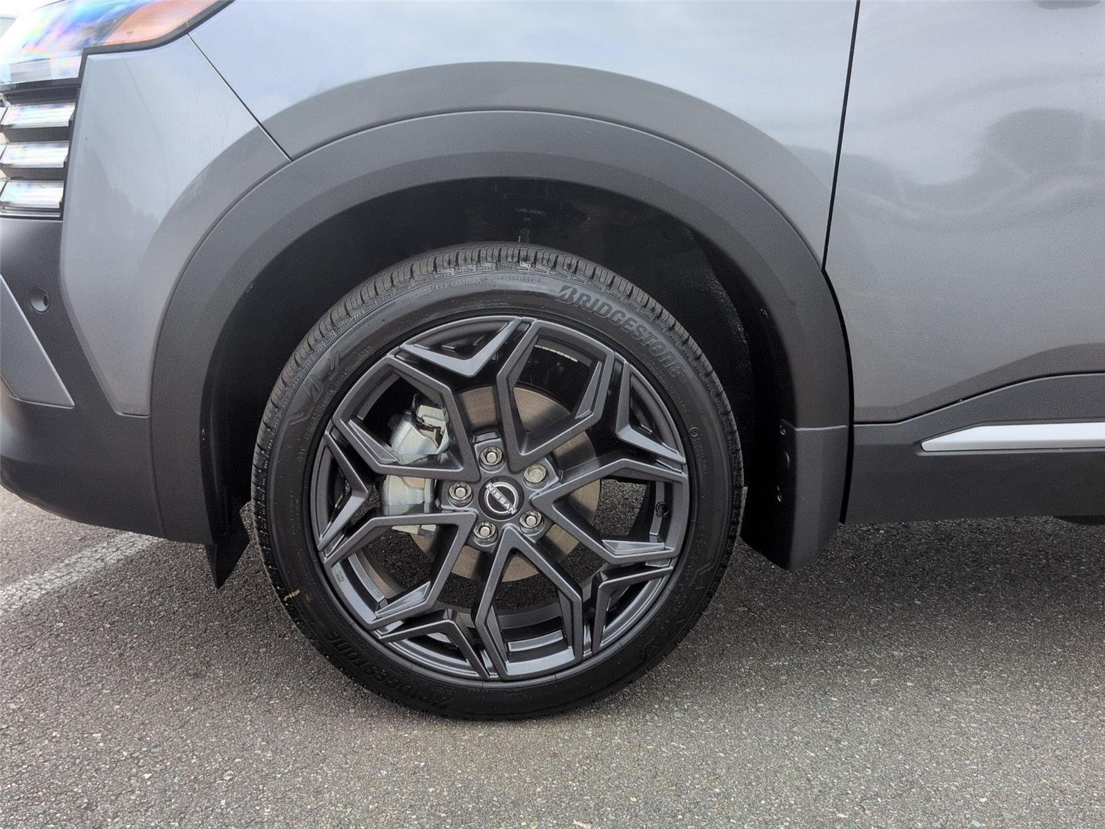 New 2026 Gun Metallic / Scarlet Ember Tintcoat Two-tone Nissan SR image 9