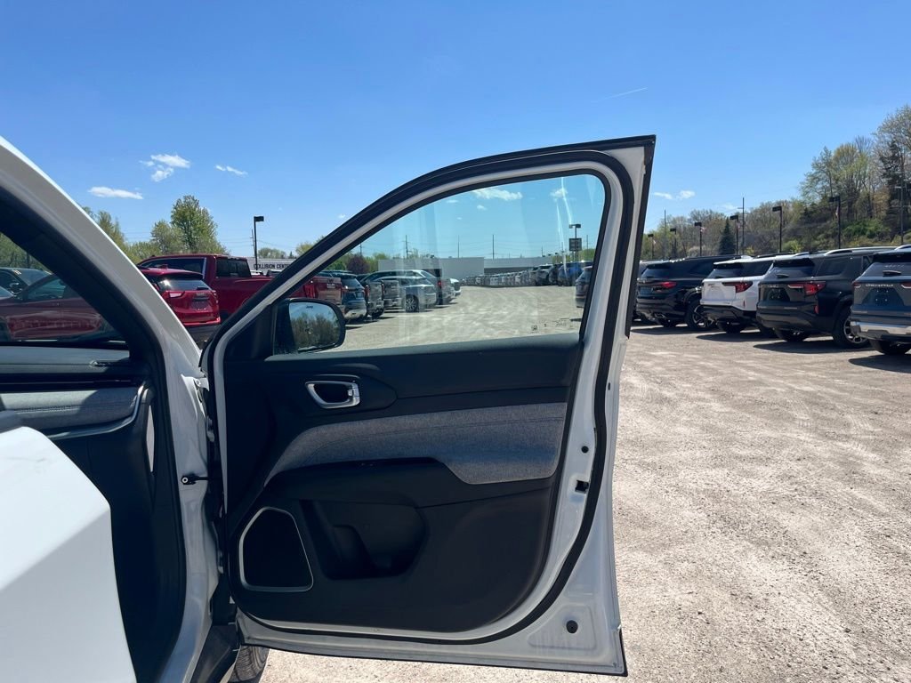 Used 2024 Bright White Clearcoat Jeep Latitude image 33