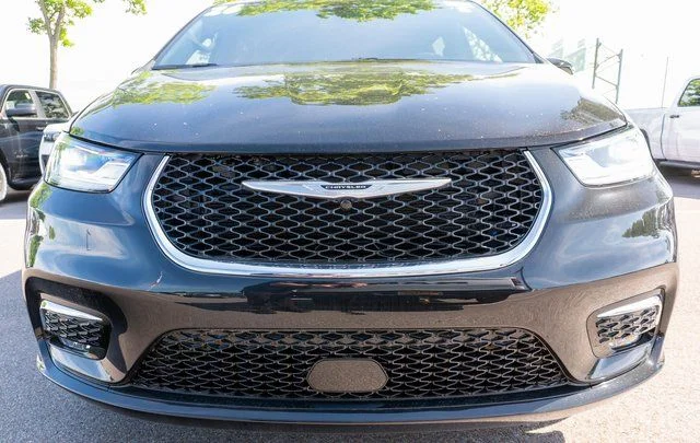 New 2026 Diamond Black Crystal Pearl-Coat Exterior Paint Chrysler Select image 3