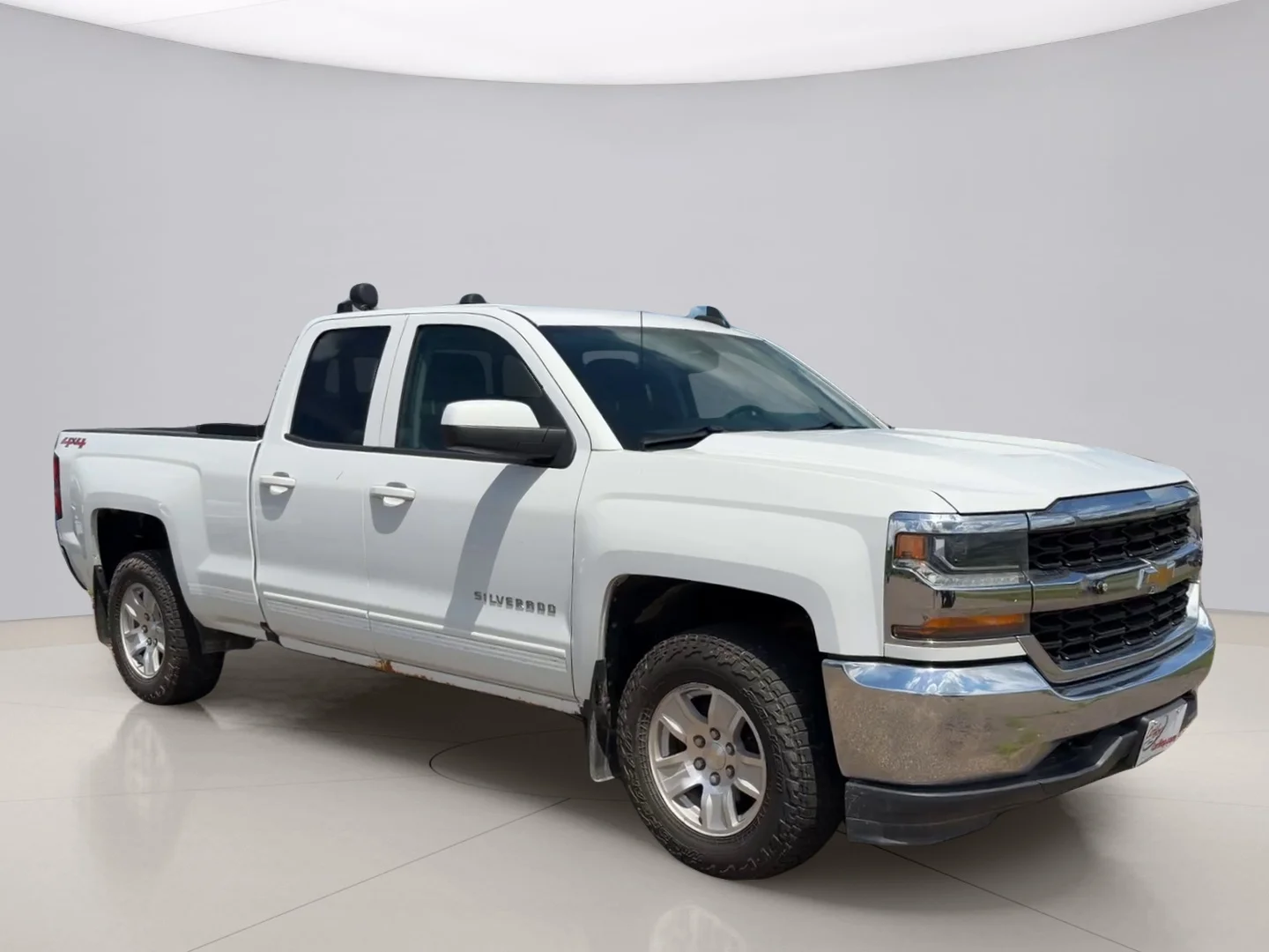 Used 2017 White Chevrolet 1500 LT image 7