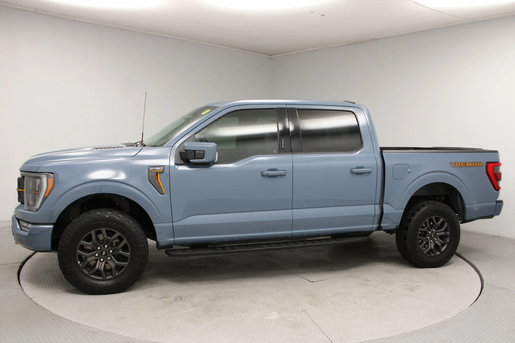 Used 2023 AZURE GRAY METALLIC TRICOAT Ford Tremor 4WD SuperCrew Box image 34