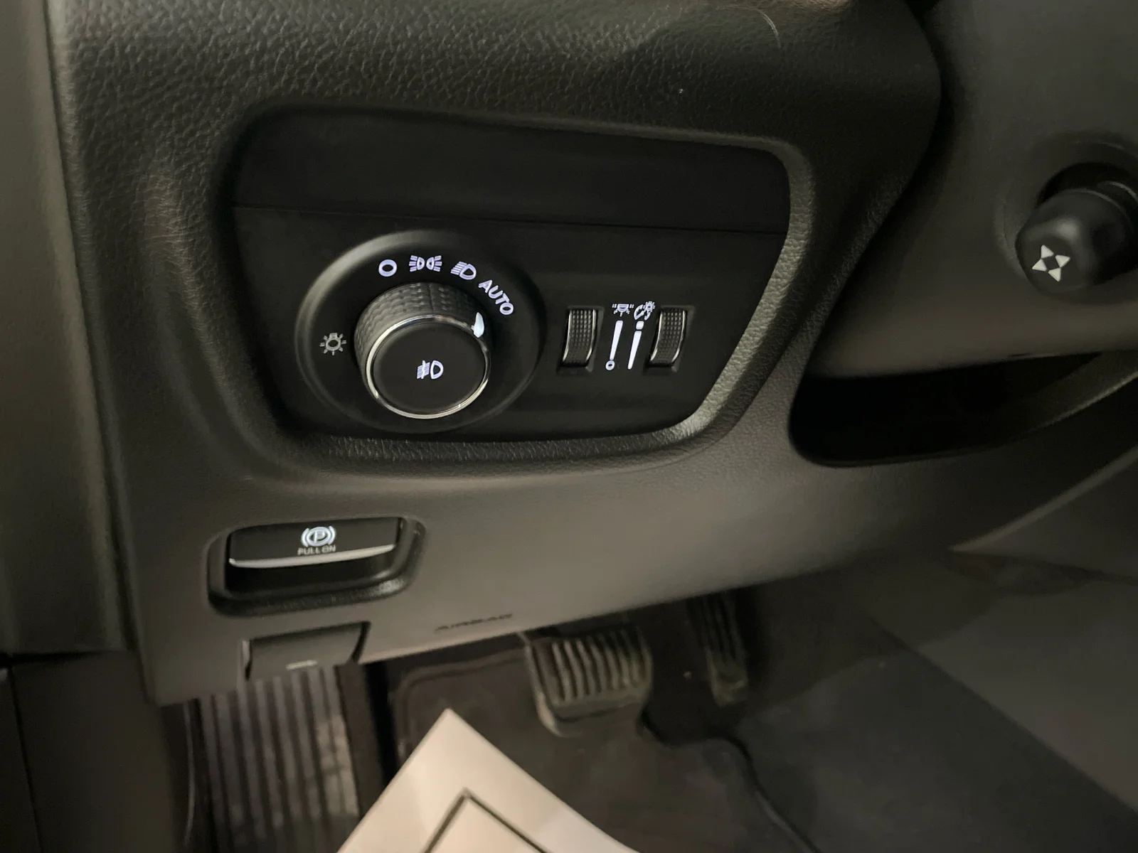 Used 2023 Midnight Sky Jeep Limited image 13