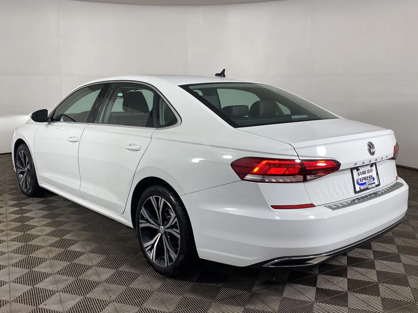 Used 2022 Pure White Volkswagen 2.0T SE image 5