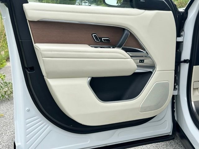 Used 2023 Fuji White Land Rover SE image 11