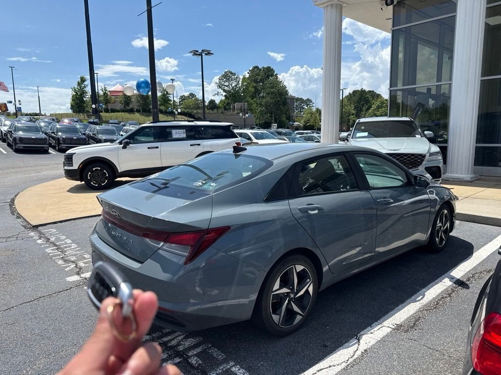 Used 2023 Gray Hyundai SEL image 4