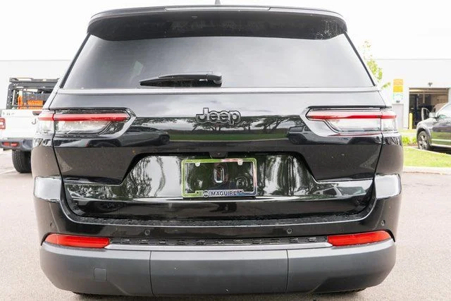 New 2026 Diamond Black Crystal Pearl-Coat Exterior Paint Jeep Altitude image 6