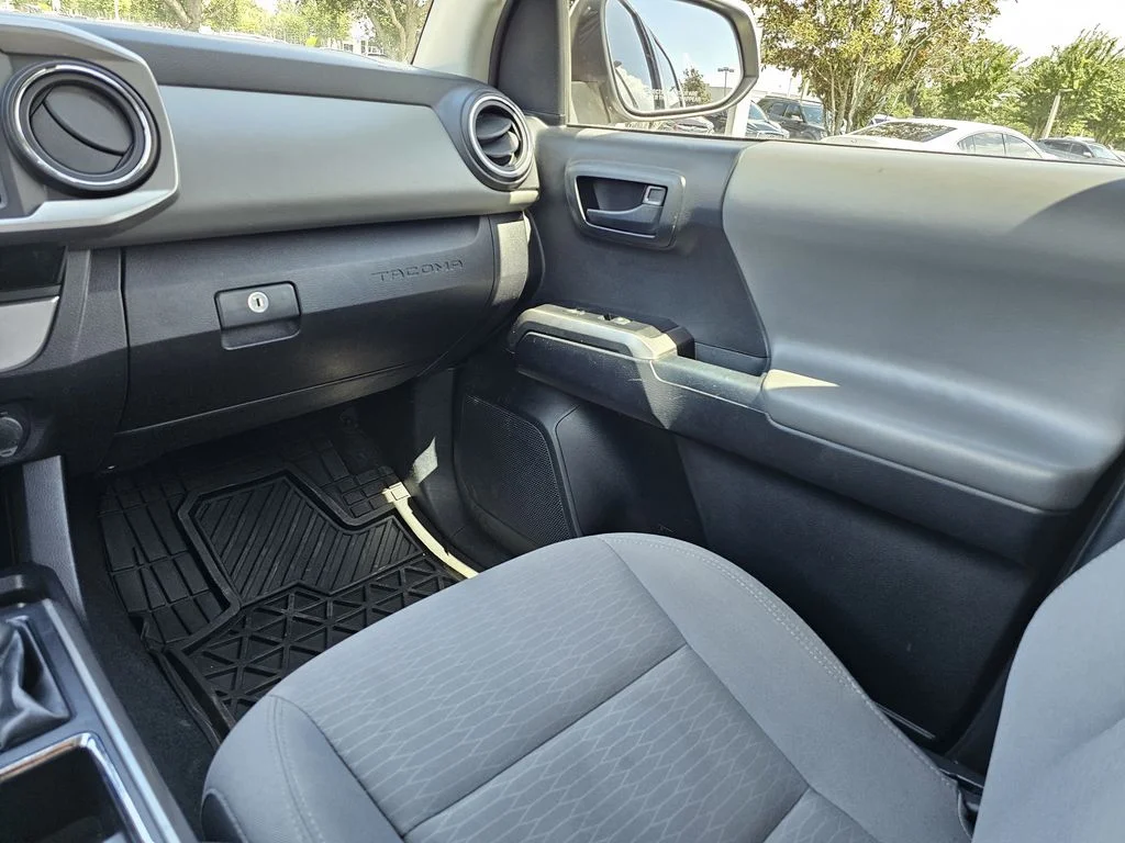 Used 2017 White Toyota SR5 image 13