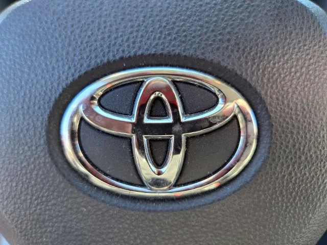 Used 2021 Silver Toyota XLE image 31