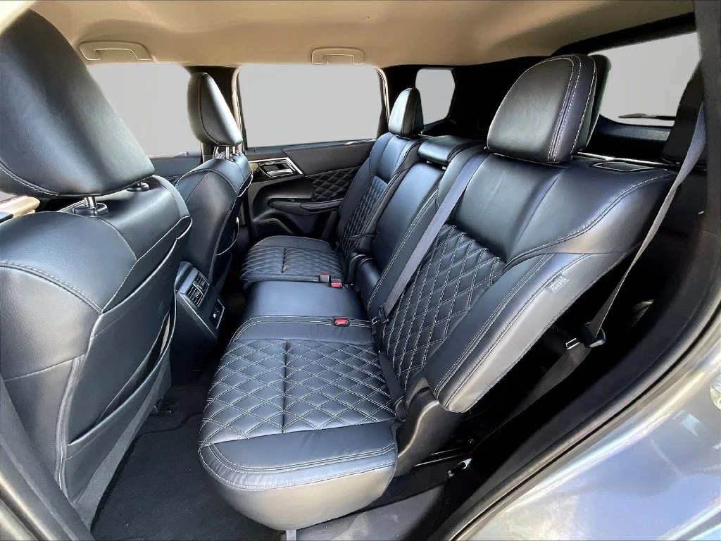 Used 2022 Silver Mitsubishi SEL image 23