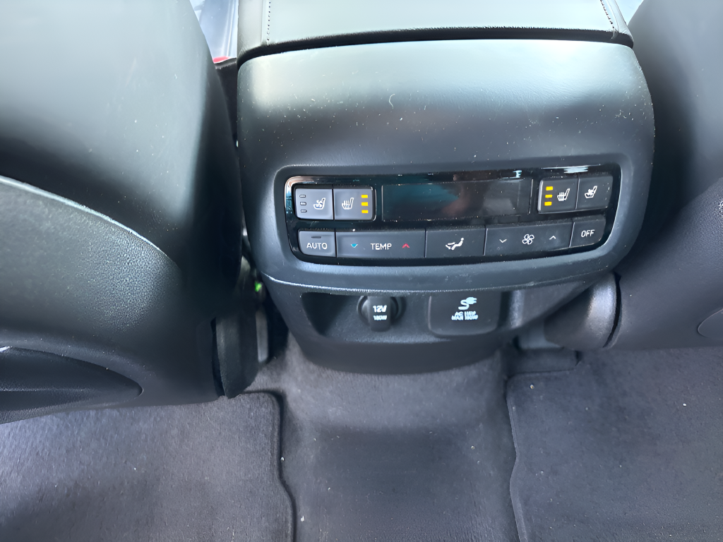 Used 2023 White GMC Denali image 21