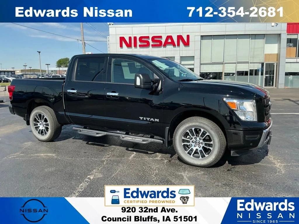 2021 Nissan Titan SV 4X4 Crew Cab's photo