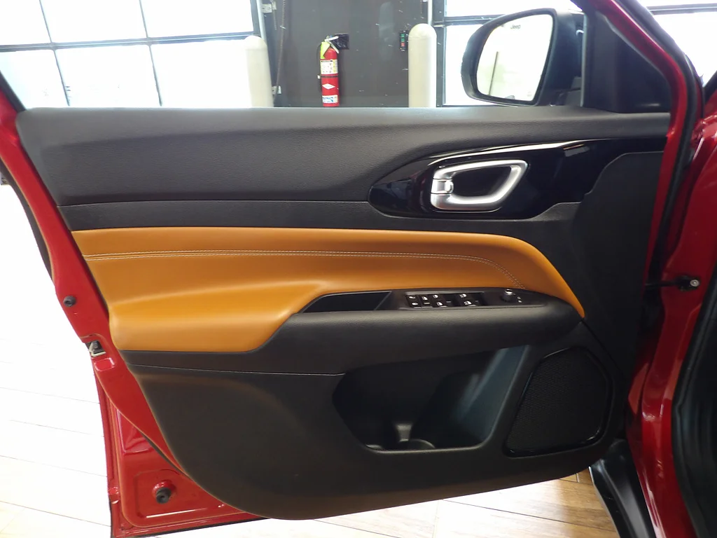 Used 2025 Red Hot Pearl Coat Jeep Limited image 23