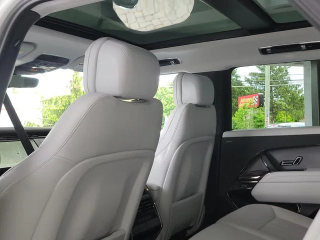 Used 2024  Land Rover SE image 11