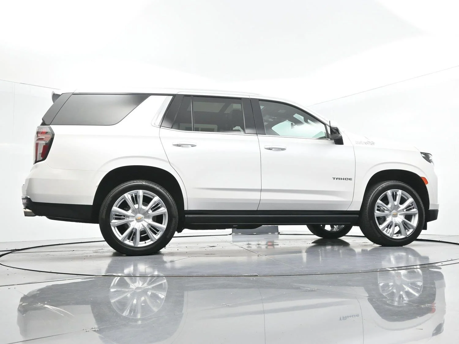 Used 2021 IRIDESCENT PEARL TRICOAT Chevrolet High Country image 53