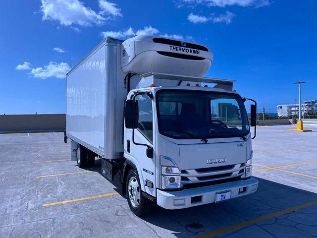 New 2024 White ISUZU 18ft Thermo King w/2500lb Lift, 19,500lb GVWR image 2