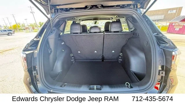 New 2026 Black Jeep Latitude image 32