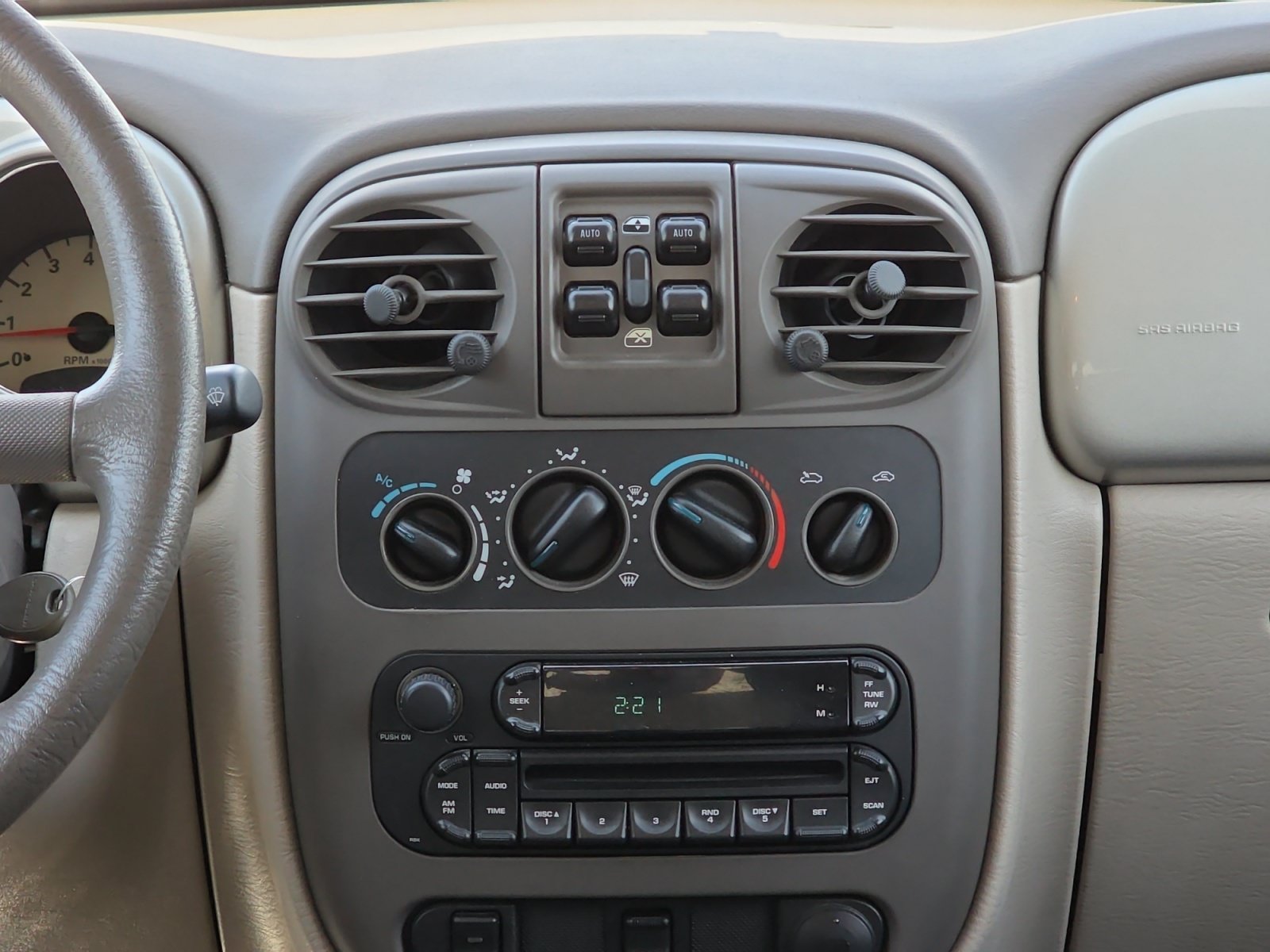 Used 2005 Linen Gold Metallic Pearlcoat Chrysler  image 21