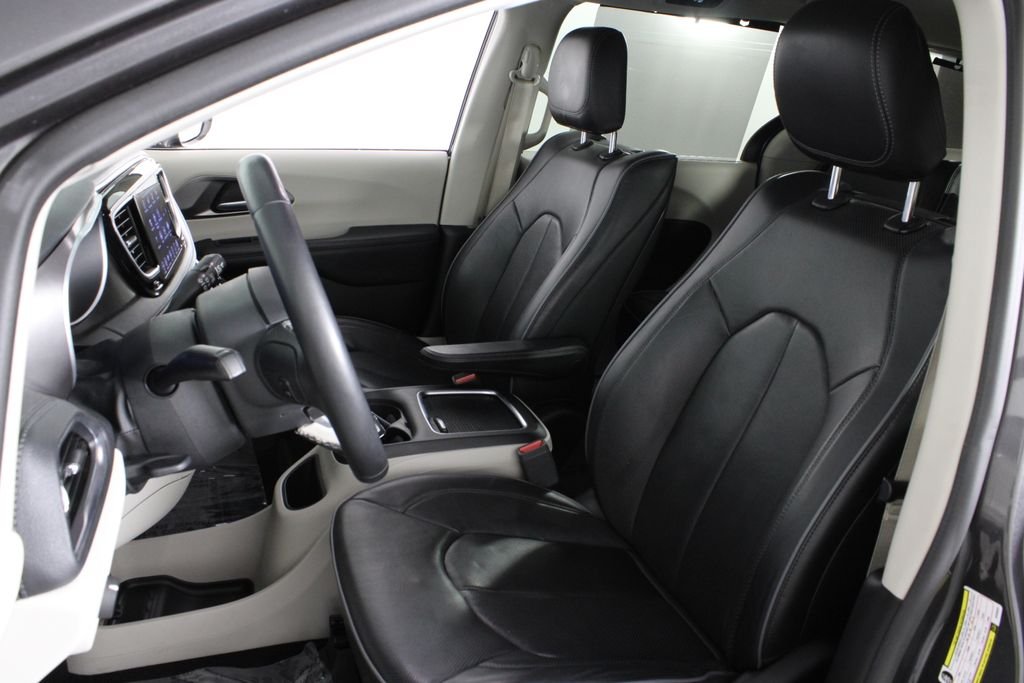 Used 2018 Gray Chrysler Limited image 19