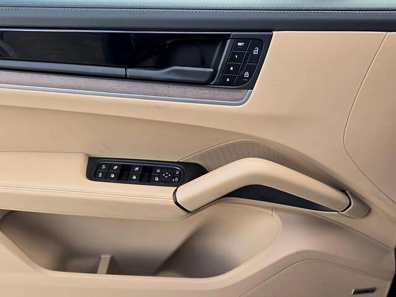 Used 2025  Porsche  image 25