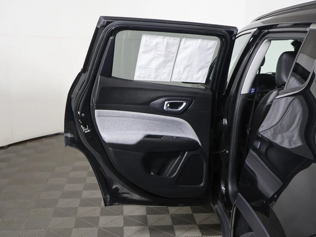 Used 2022 Black Jeep Latitude Lux image 19