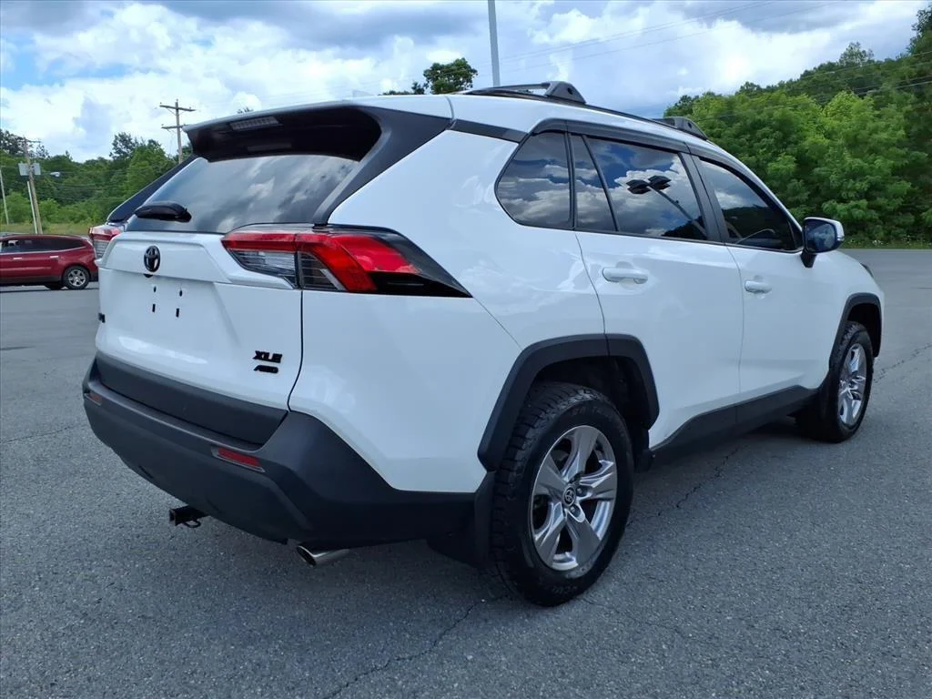 Used 2022 White Toyota XLE image 6