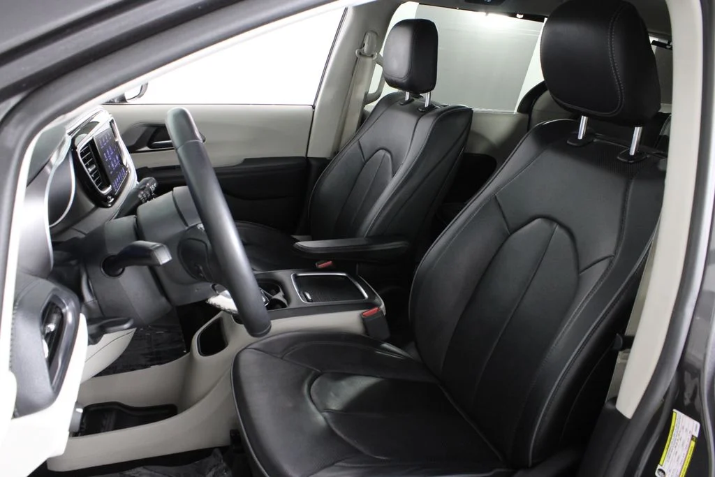Used 2018 Gray Chrysler Limited image 19