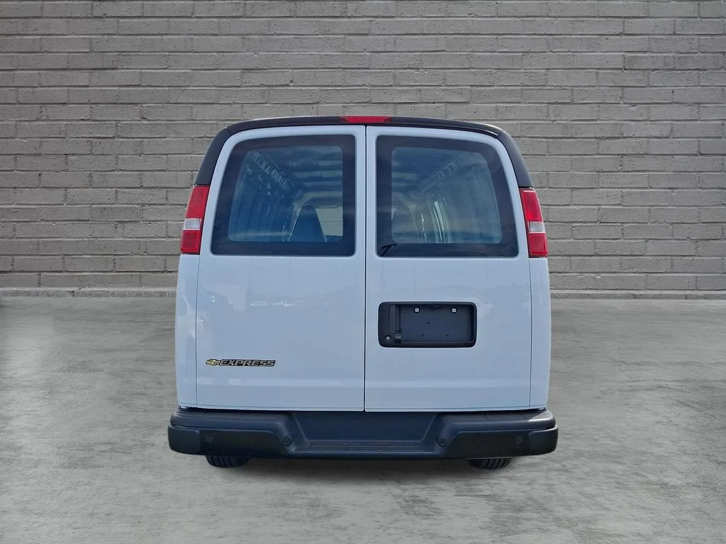 New 2026 Summit White Chevrolet WT image 7