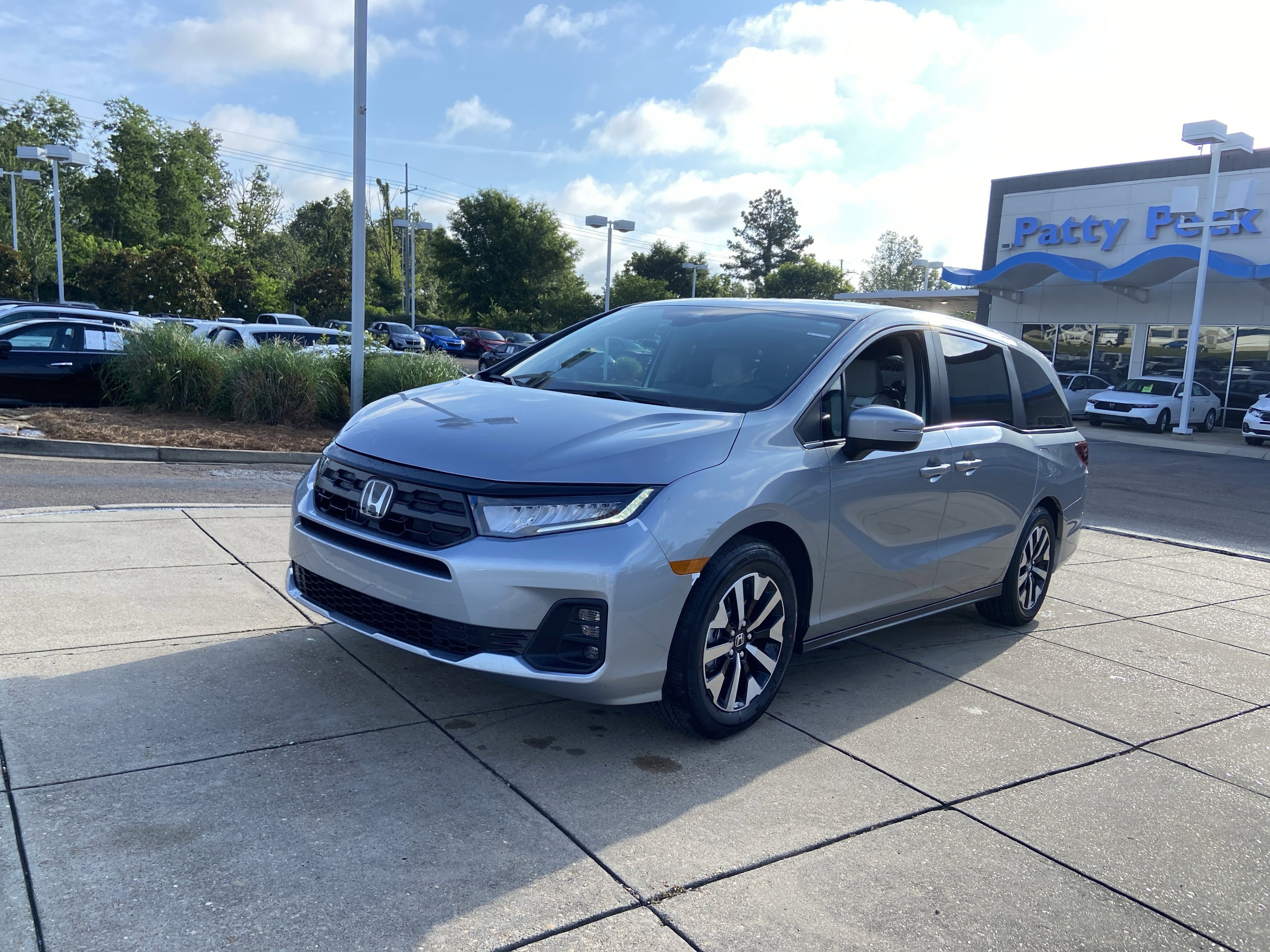 New 2026 Solar Silver Metallic Honda EX-L image 4
