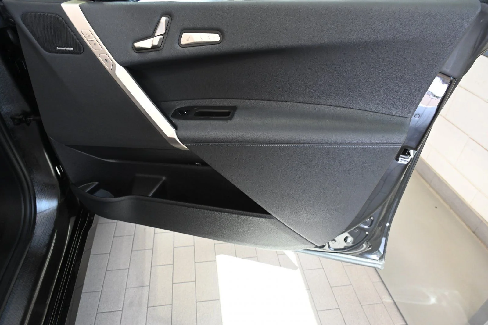 Used 2024 Black Sapphire Metallic BMW xDrive50 image 17