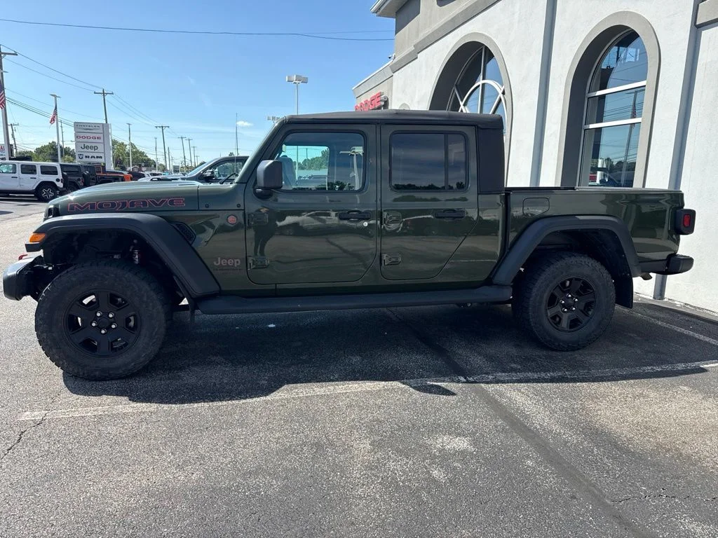 Used 2023 Green Jeep Mojave image 2