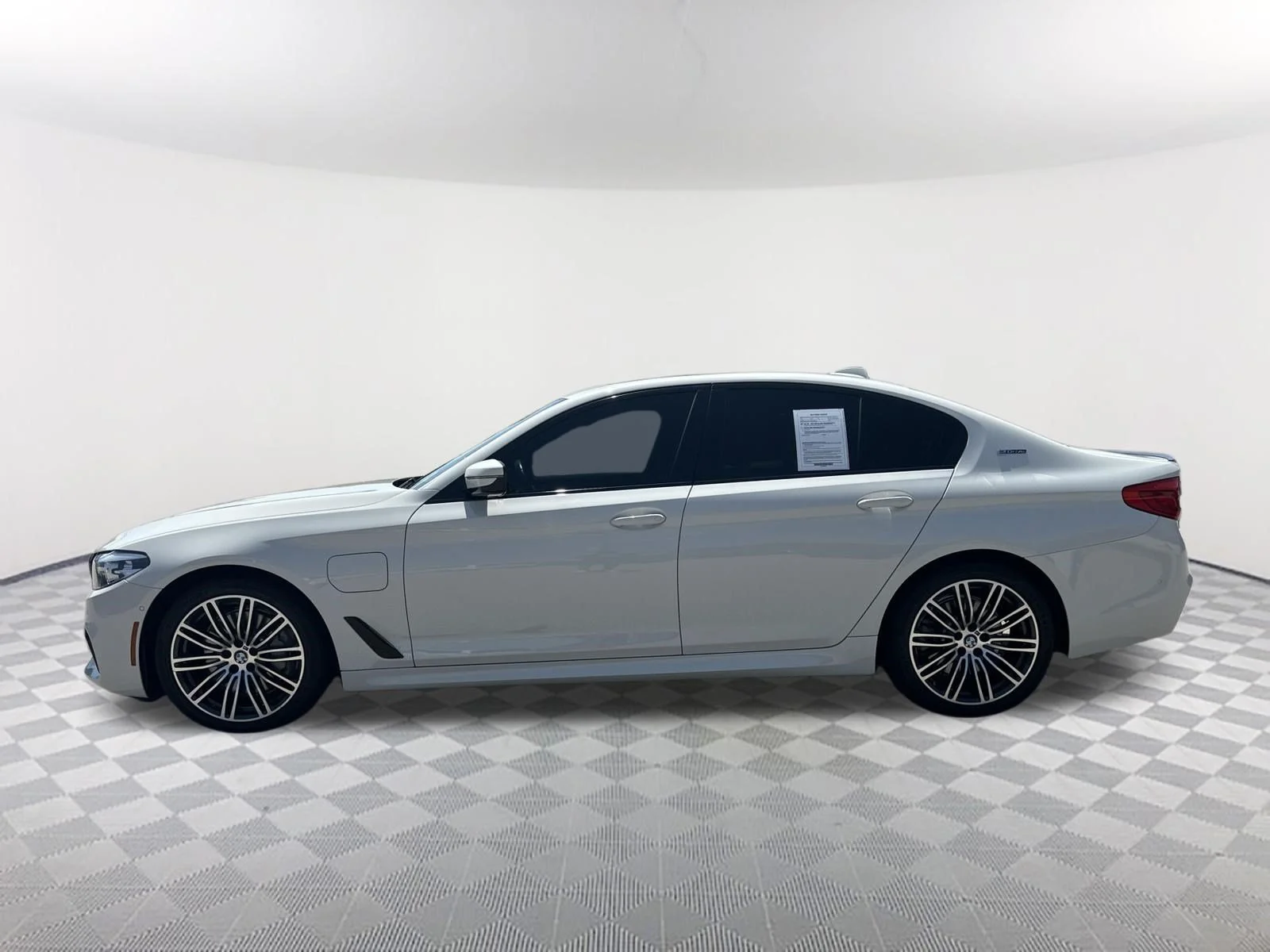 Used 2019 Alpine White BMW 530e iPerformance image 8