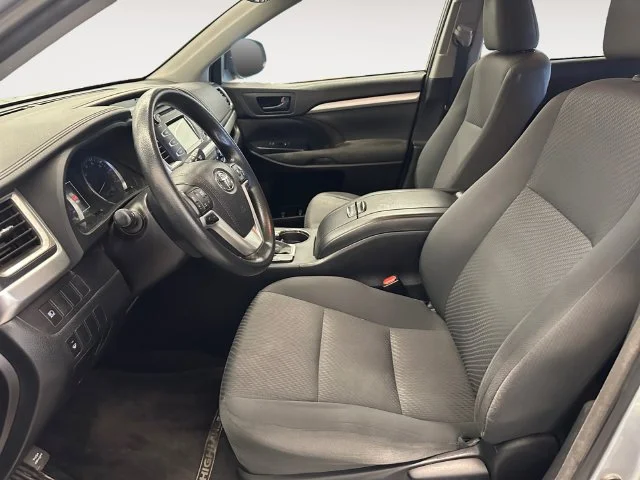 Used 2017 Silver Toyota LE image 9