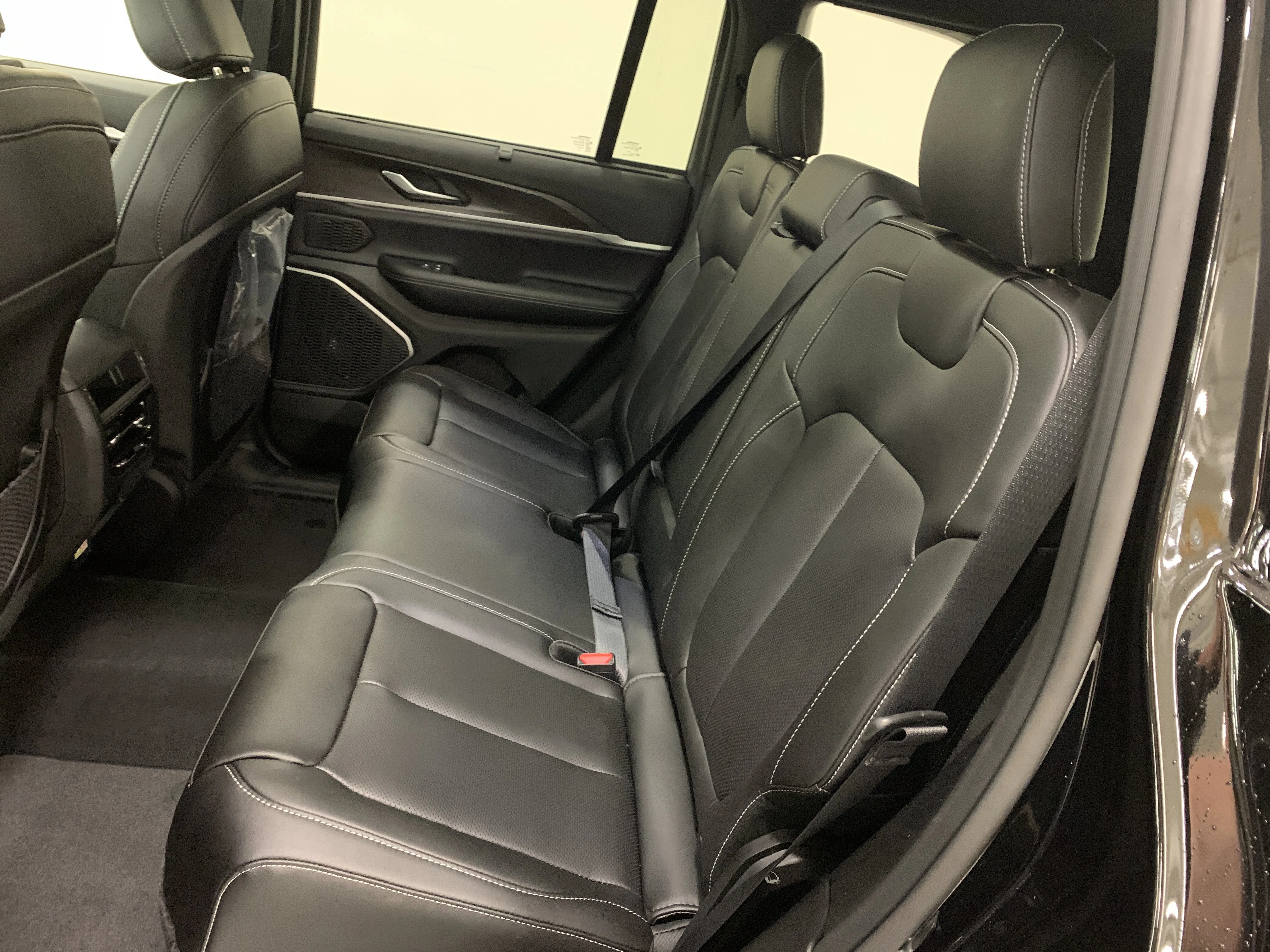New 2025 Diamond Black Crystal Pearl Jeep Limited image 7