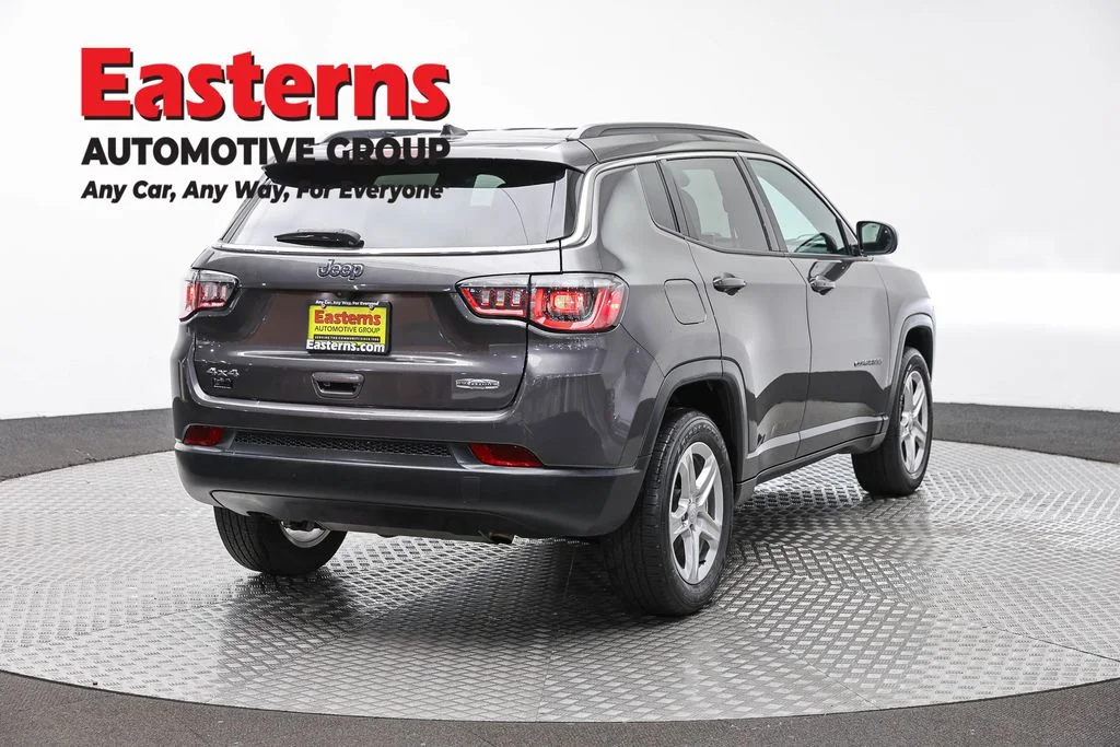 Used 2024  Jeep Latitude image 5