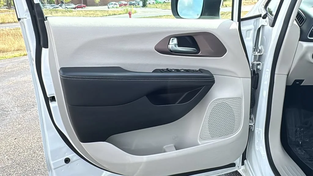 Used 2023 White Chrysler LX image 21