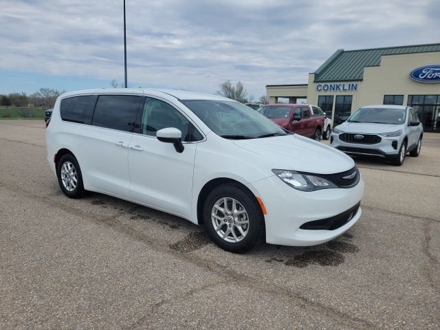 2023 Chrysler Voyager LX - Photo 20