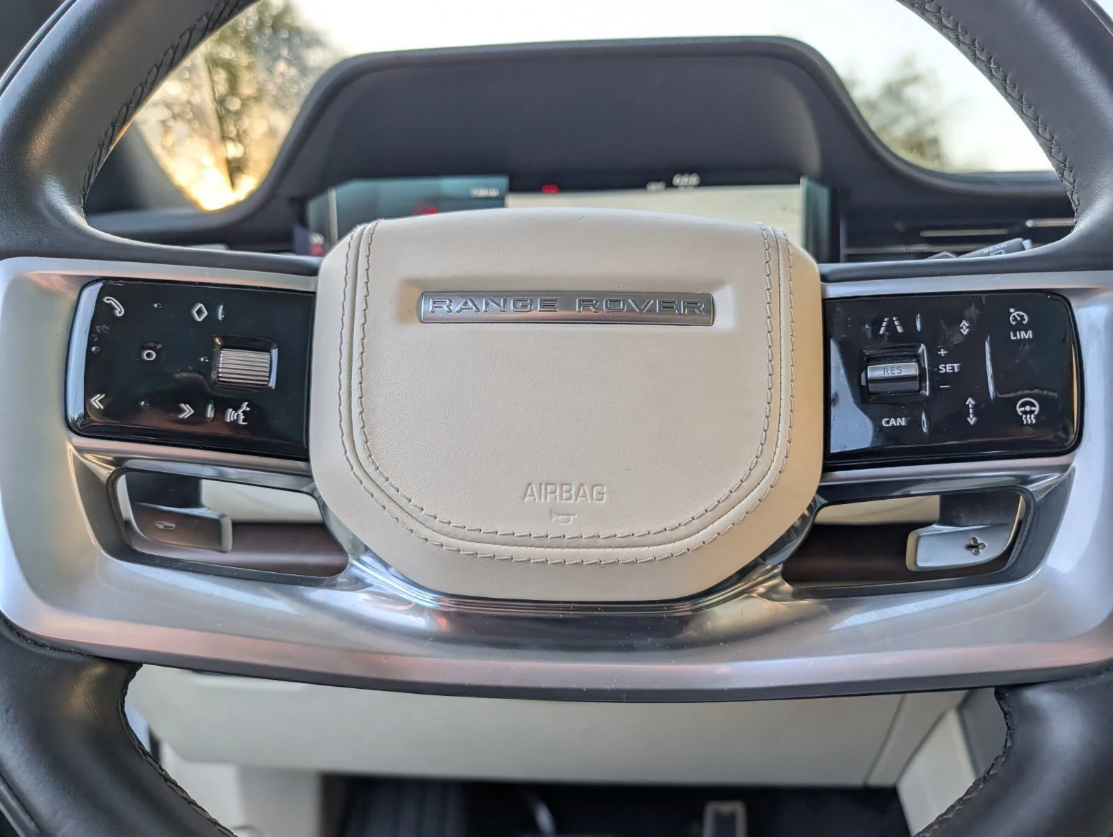 Used 2023  Land Rover SE image 21