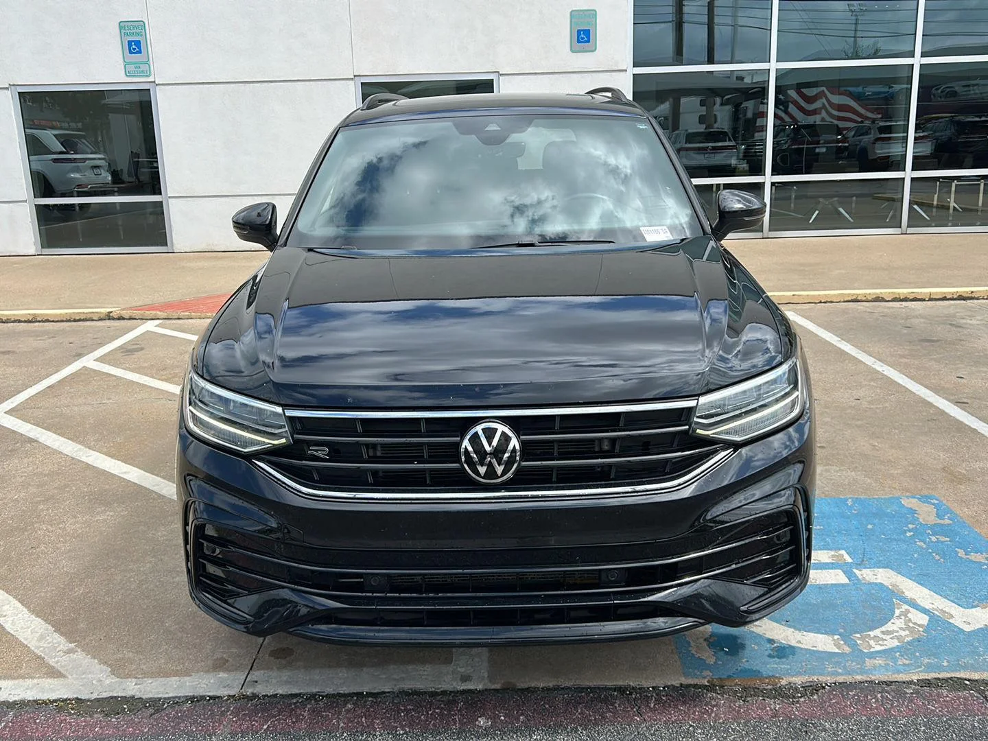 Used 2022  Volkswagen SE R-Line Black image 2