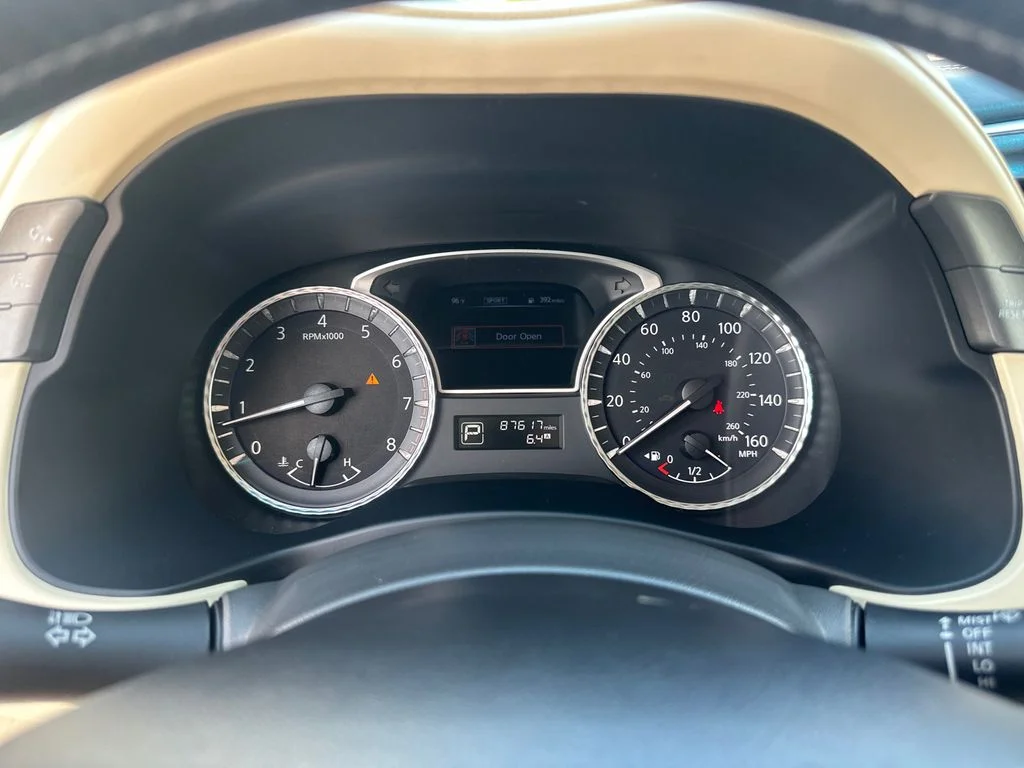 Used 2016 White INFINITI Base image 23