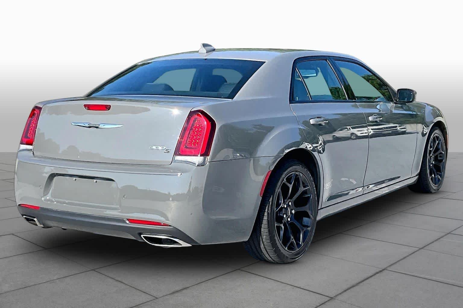 Used 2019 Ceramic Grey Clearcoat Chrysler 300S image 11