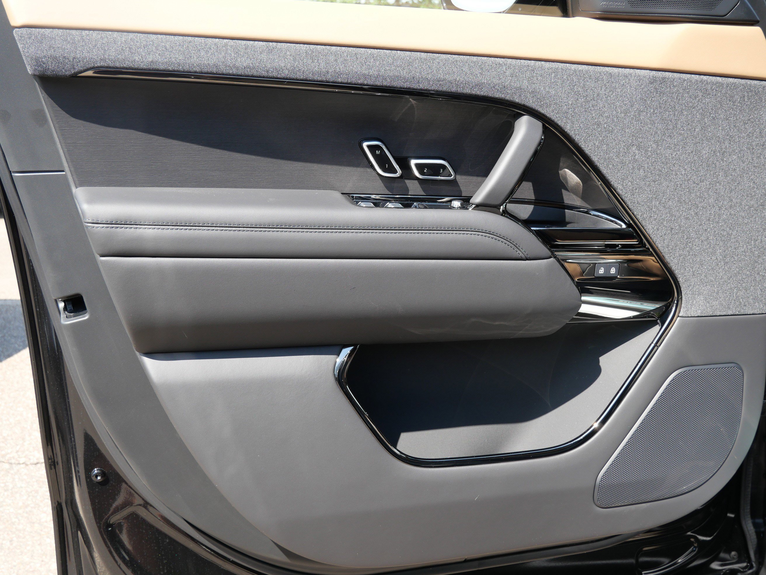 New 2026 Santorini Black Land Rover Dynamic SE image 4