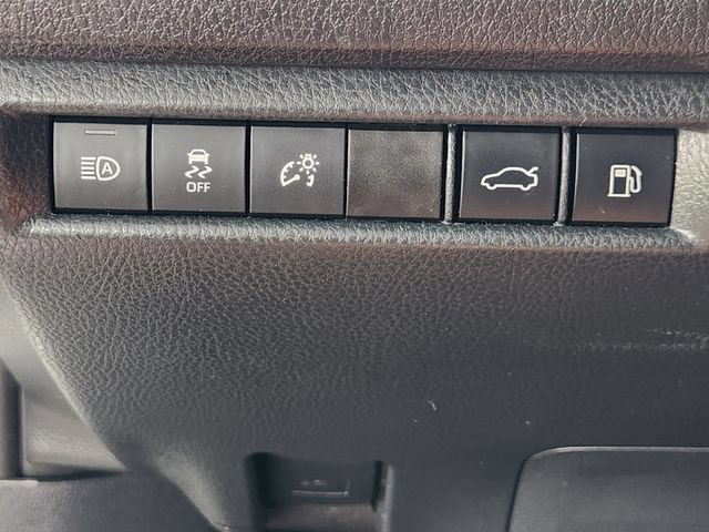 Used 2025 White Toyota LE image 19