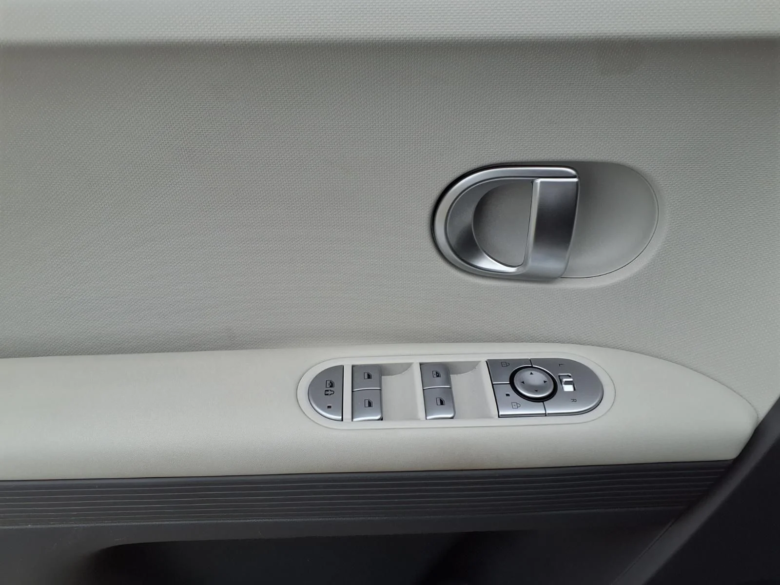 Used 2024 Green Hyundai SE image 17