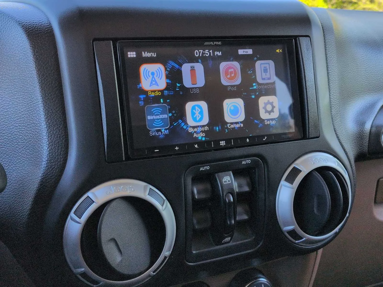 Used 2014 Bright White Clearcoat Jeep Sahara image 25