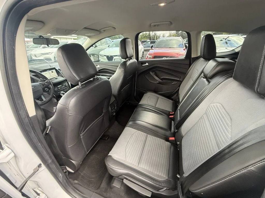 Used 2019 White Platinum Metallic Tri-Coat Ford SE FWD image 24