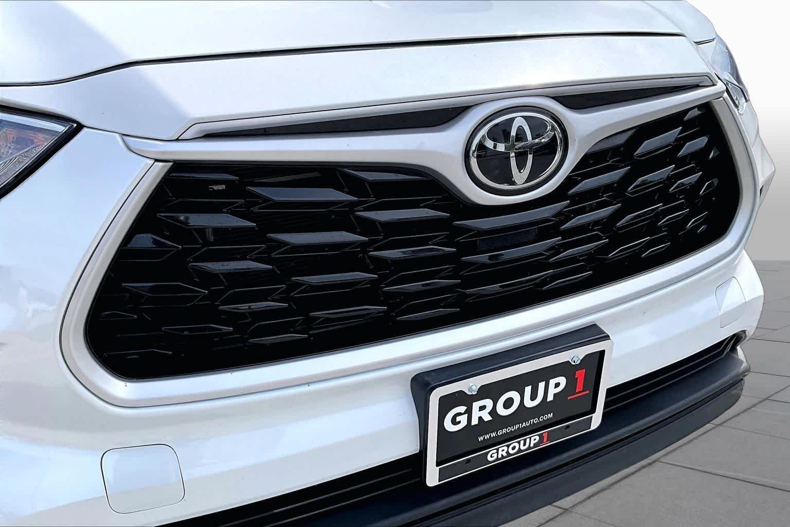 Used 2023 Wind Chill Pearl Toyota XLE image 30