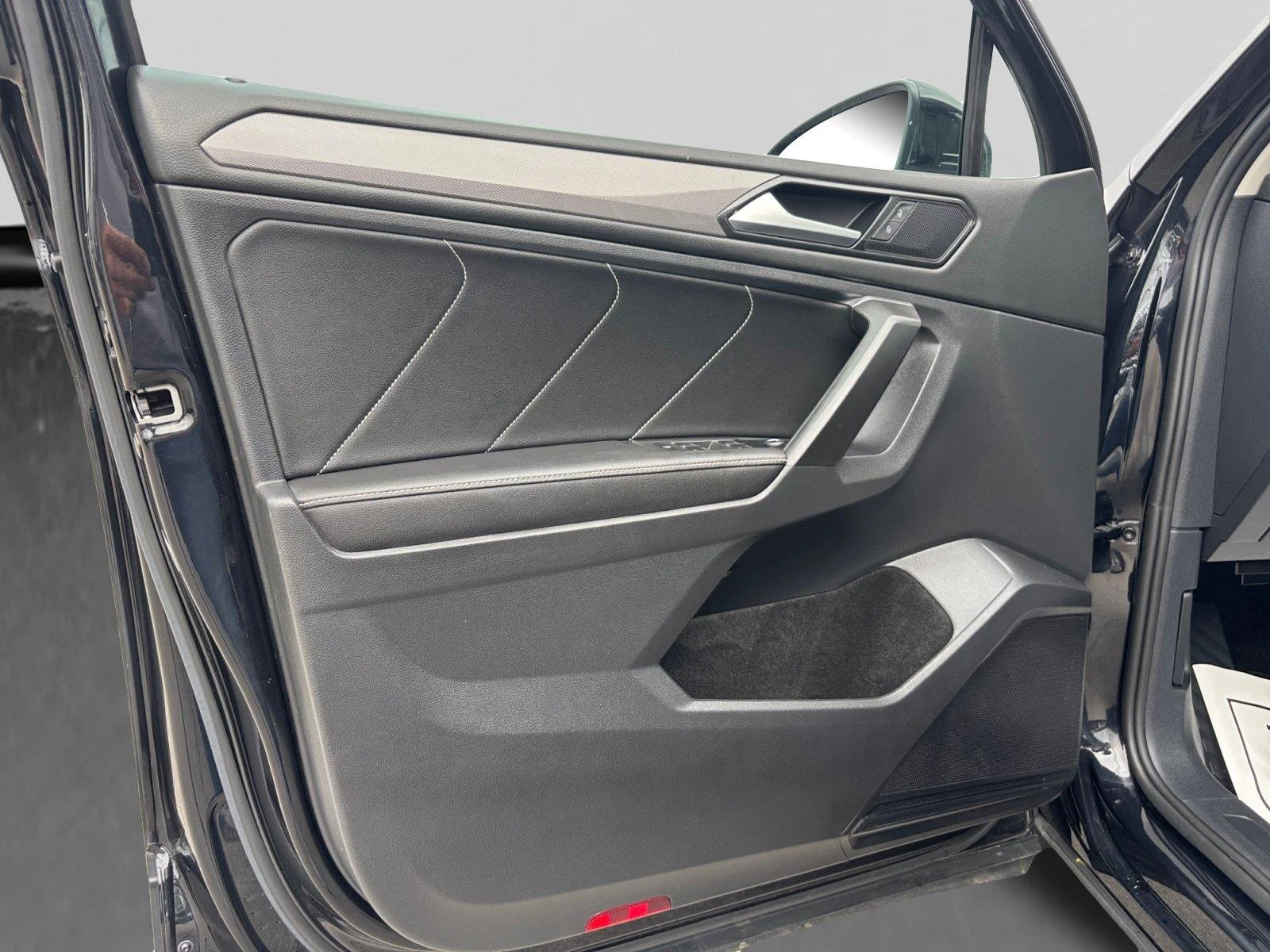 2023 Volkswagen Tiguan SE - Photo 39